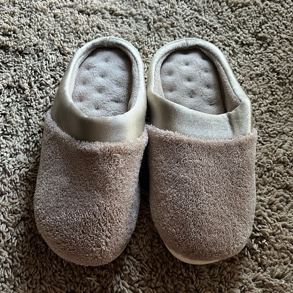 Memory foam slippers - Picture 1 of 5